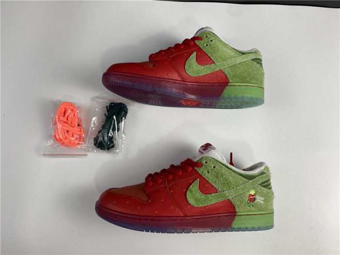nike sb dunk low strawberry cough cw7093-601