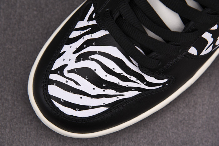 quartersnacks x nike sb dunk low zebra dm3510-001